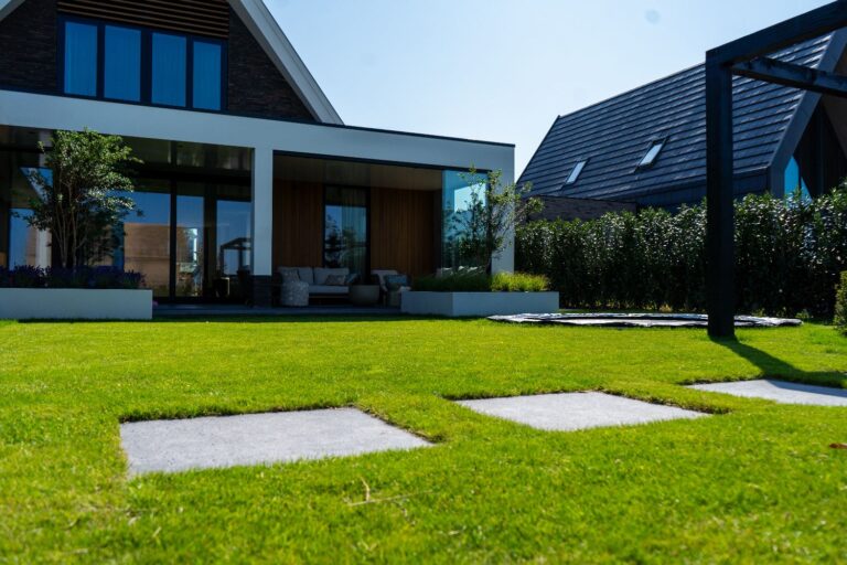 Jos Bouwhuis Tuinen | Strakke kindvriendelijke tuin