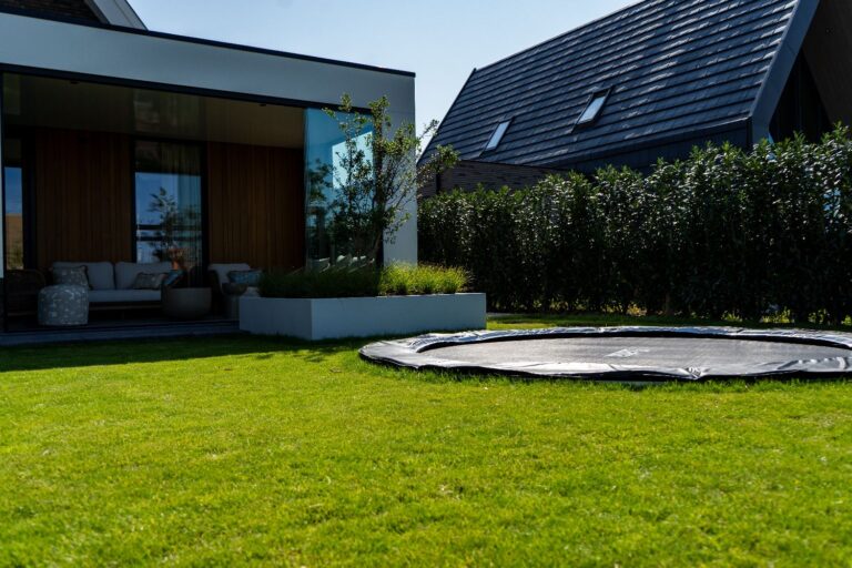 Jos Bouwhuis Tuinen | Strakke kindvriendelijke tuin