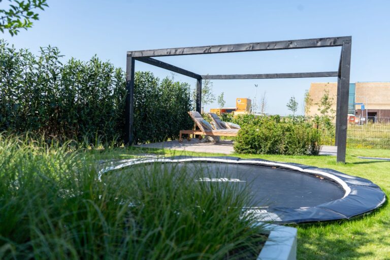 Jos Bouwhuis Tuinen | Strakke kindvriendelijke tuin