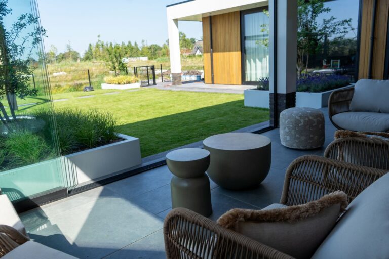 Jos Bouwhuis Tuinen | Strakke kindvriendelijke tuin