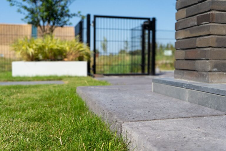 Jos Bouwhuis Tuinen | Strakke kindvriendelijke tuin