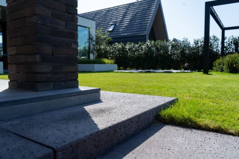 Jos Bouwhuis Tuinen | Strakke kindvriendelijke tuin